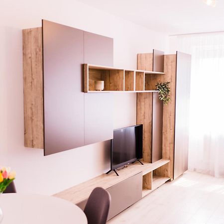 Riverside White Apartment Satu Mare Extérieur photo