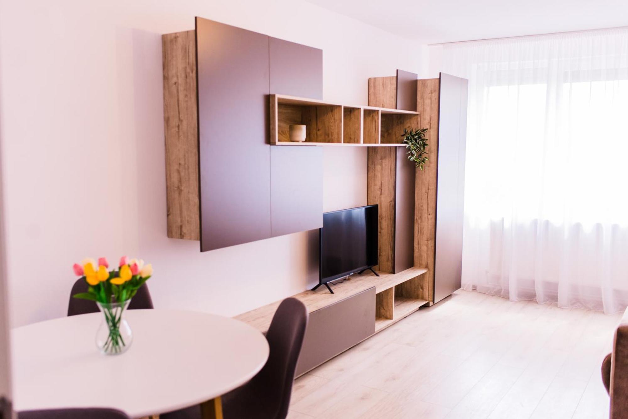 Riverside White Apartment Satu Mare Extérieur photo