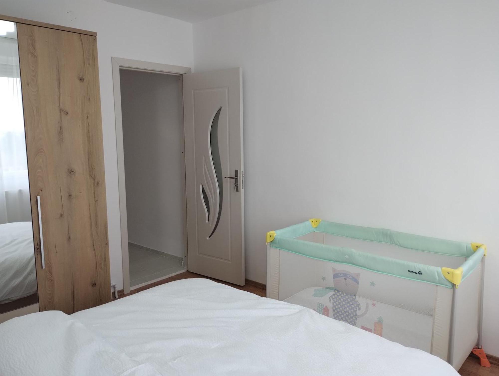 Riverside White Apartment Satu Mare Extérieur photo